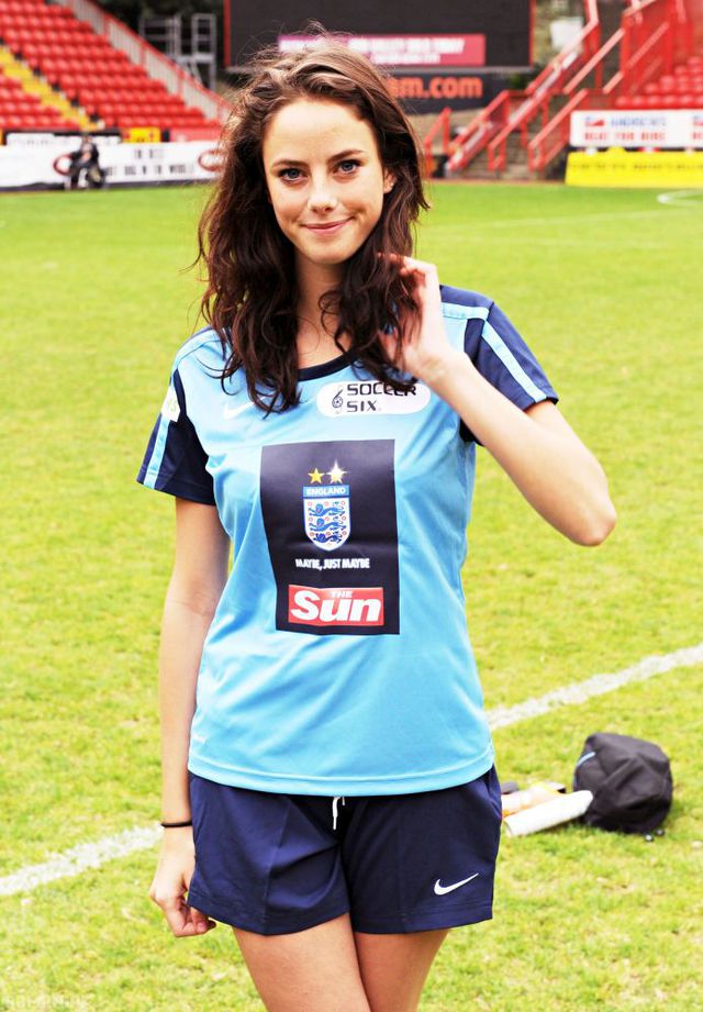 Kaya Scodelario sur la pelouse kaya-scodelario-pelouse