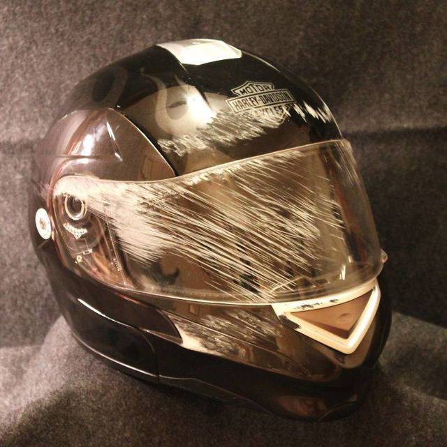 Toujours Porter Casque 03 toujours-porter-casque-03