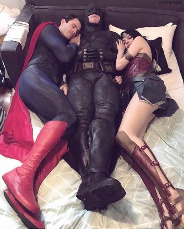 Batman au lit avec Superman et Wonderwoman batman-lit-superman-wonderwoman