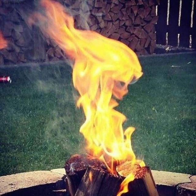 Une femme dans les flammes femme-flammes