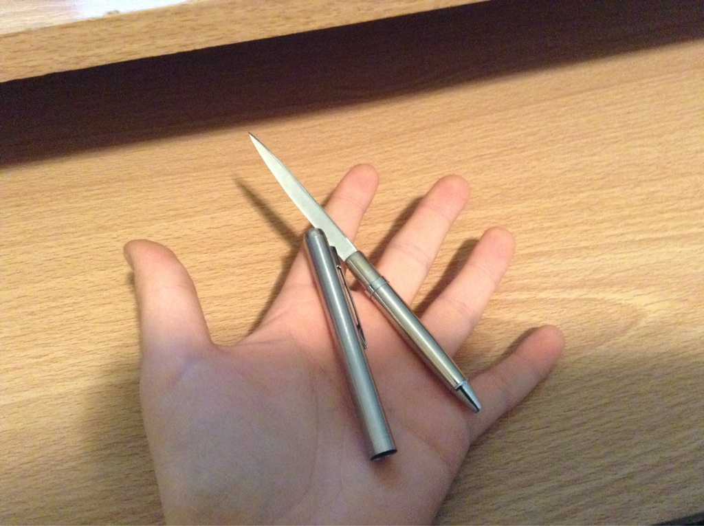 Dans un monde paranoiaque, on a inventé le stylo couteau