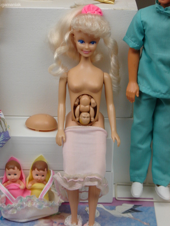 https://media.gamaniak.com/gal/wtf-11/barbie-avec-bebe-dans-ventre.jpg