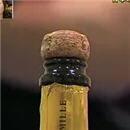 image il-ouvre-une-bouteille-champagne-avec-nunchaku