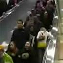 image blonde-sur-escalator