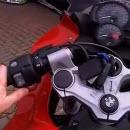 image une-moto-ouvre-porte-garage