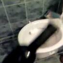 image ouvrir-une-bouteille-vin-avec-toilettes