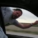 image superman-fait-coucou-a-une-voiture