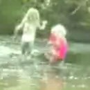 image une-fille-attrape-gros-poisson-a-mains-nues