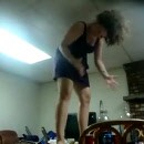 image femme-danse-sur-une-table-verre