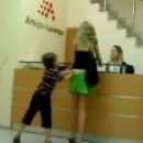 image enfant-tire-jupe-mere