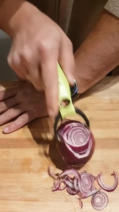 Astuce : Couper un oignon avec un éplucheur à légumes