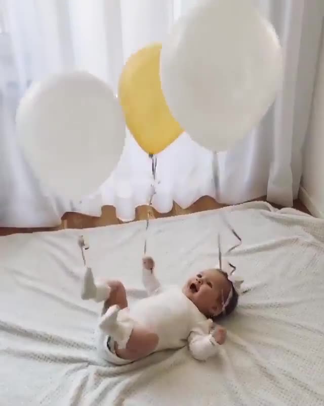 Ballons d'hélium pour occuper un bébé